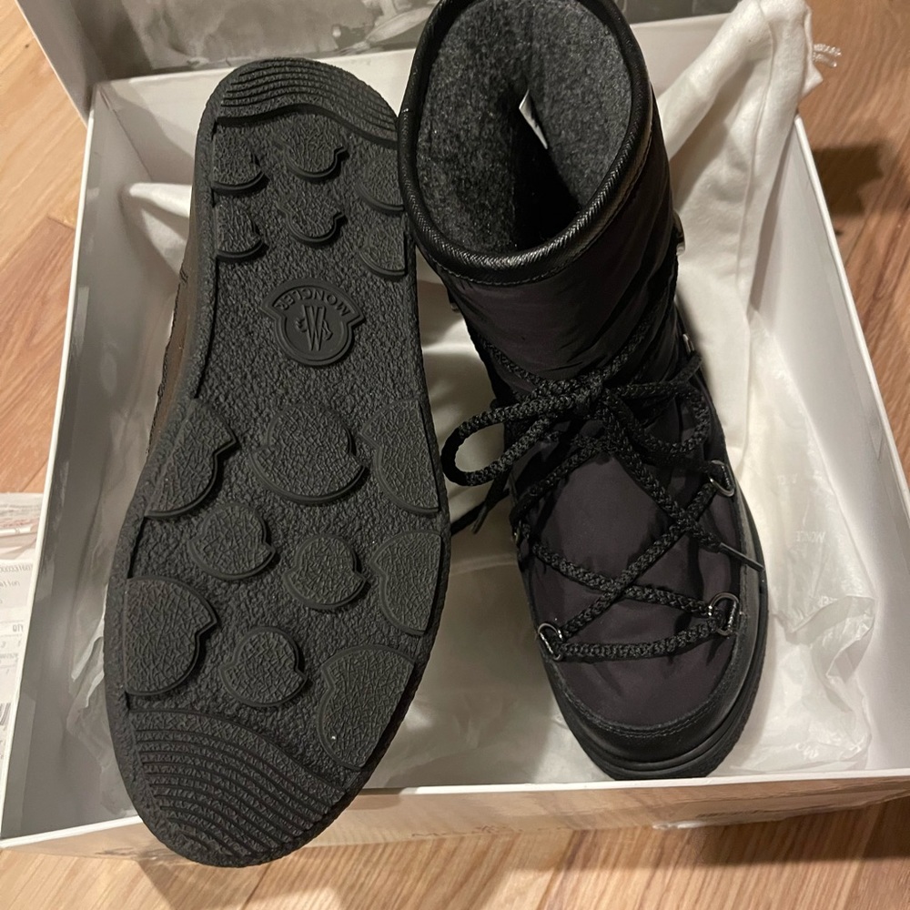 New Moncler Stephanie Boots size 5